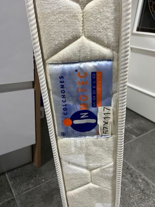 Cuna de madera con osito marca Trama