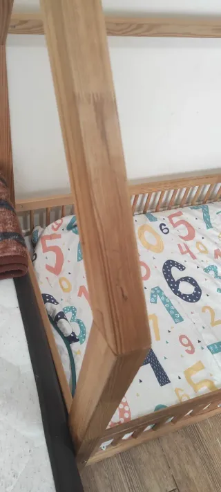 Cama infantil de madera estilo casita