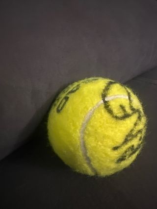 Pelota de tenis firmada por Rafa Nadal