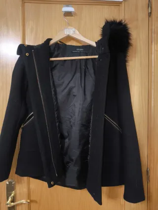 Abrigo negro mujer con capucha