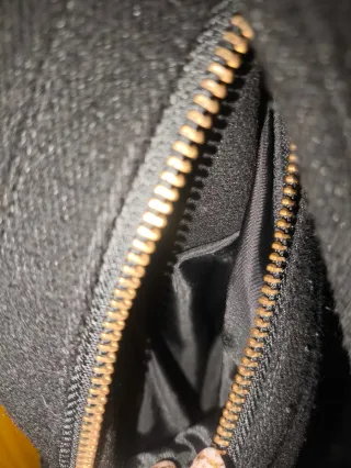 Abrigo negro mujer con capucha