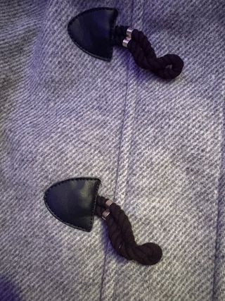 Trenca gris con capucha