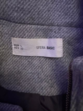 Trenca gris con capucha