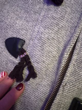 Trenca gris con capucha