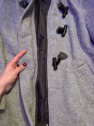 Trenca gris con capucha