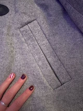 Trenca gris con capucha