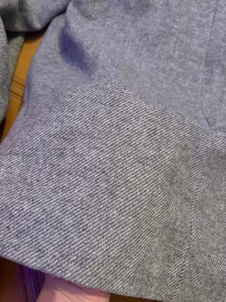 Trenca gris con capucha