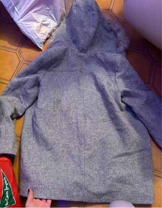 Trenca gris con capucha