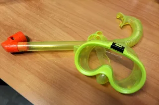 Gafas y tubo de buceo morado y naranja