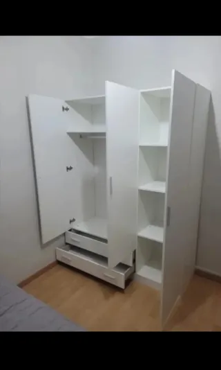 Armario de madera color beige y marrón