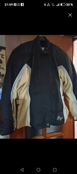 Cazadora de moto negra y beige