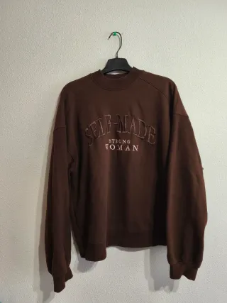 Sudadera marrón con texto oversize Bershka