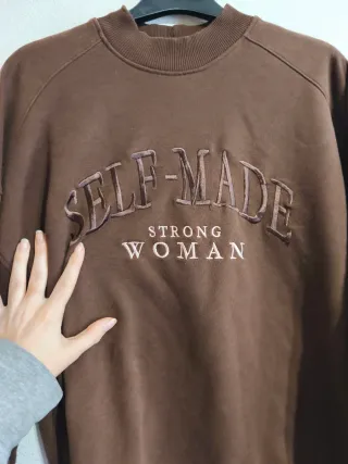 Sudadera marrón con texto oversize Bershka