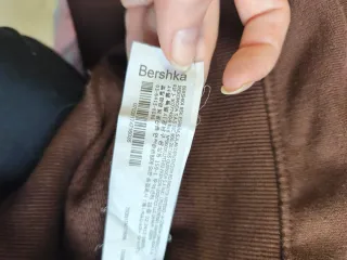 Sudadera marrón con texto oversize Bershka