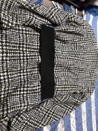 Abrigo Javier Simorra Cuadros Blanco y Negro