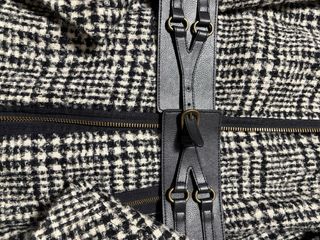 Abrigo Javier Simorra Cuadros Blanco y Negro