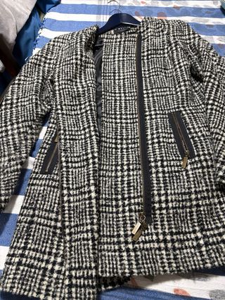 Abrigo Javier Simorra Cuadros Blanco y Negro