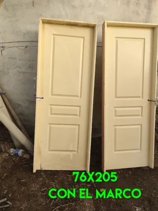 Puerta de madera maciza