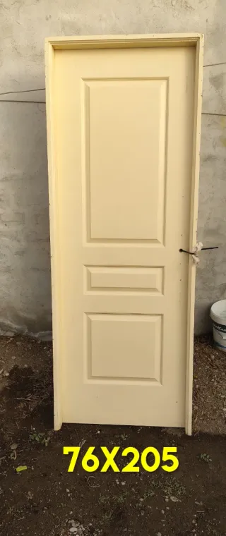 Puerta de madera maciza