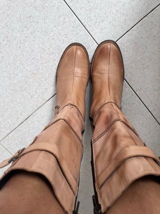 Stivali alti in pelle marrone