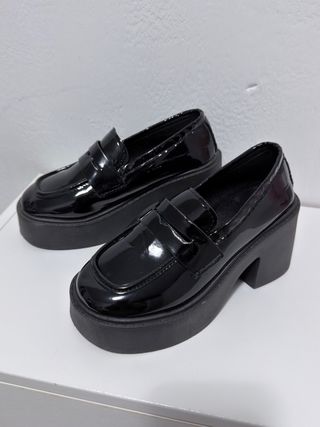 Mocasines negros plataforma charol.