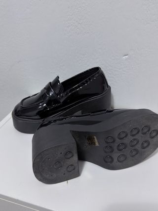 Mocasines negros plataforma charol.