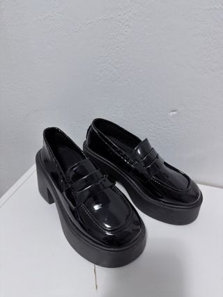 Mocasines negros plataforma charol.