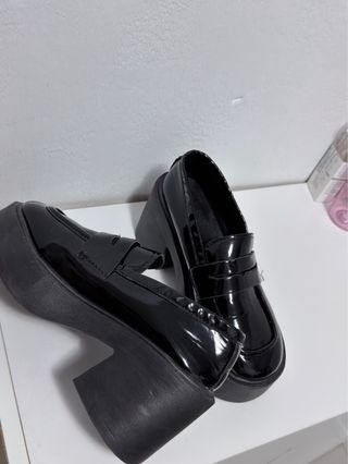 Mocasines negros plataforma charol.