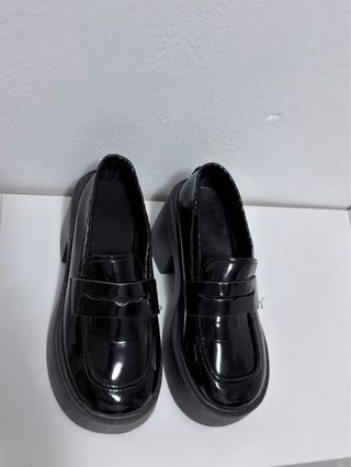 Mocasines negros plataforma charol.