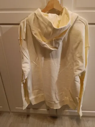 Sudadera Nike Beige con Detalles Rojos