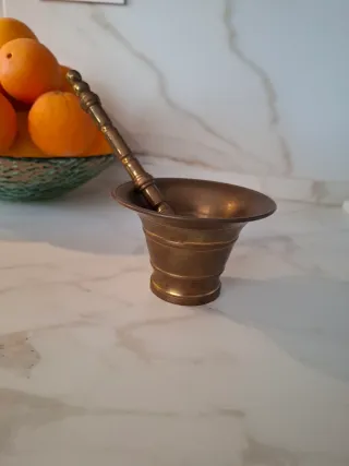 Mortero y mano de bronce