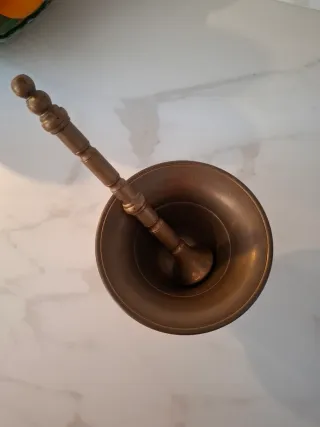 Mortero y mano de bronce