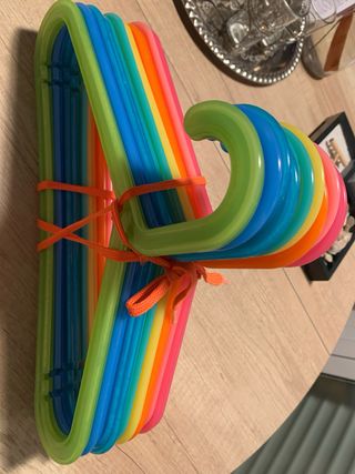 Perchas de plástico de colores
