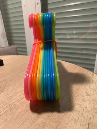 Perchas de plástico de colores