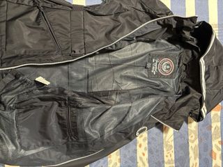 Chaqueta chubasquero azul marino