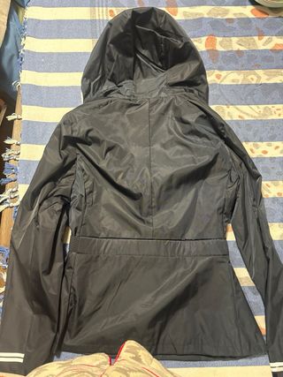 Chaqueta chubasquero azul marino