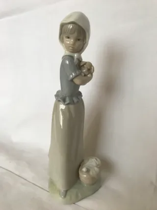 Figura Nao de Lladró protegiendo al perro