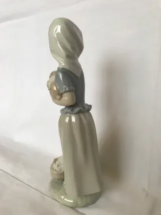 Figura Nao de Lladró protegiendo al perro