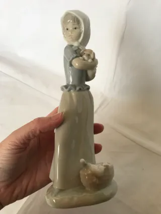 Figura Nao de Lladró protegiendo al perro