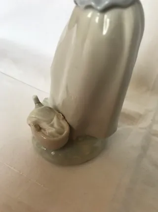 Figura Nao de Lladró protegiendo al perro