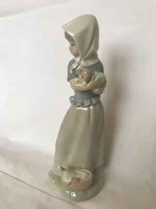 Figura Nao de Lladró protegiendo al perro