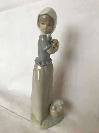 Figura Nao de Lladró protegiendo al perro