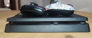 PS4 con 2 controller + VR + volante + 8 giochi + Let's Sing