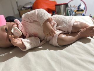 Muñeco bebé con conjunto rosa