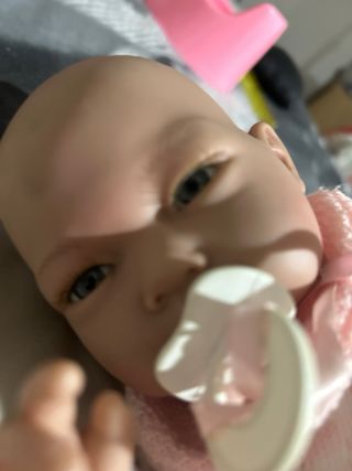 Muñeco bebé con conjunto rosa