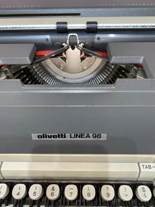 MAQUINA DE ESCRIBIR OLIVETTI MODELO LINEA 98