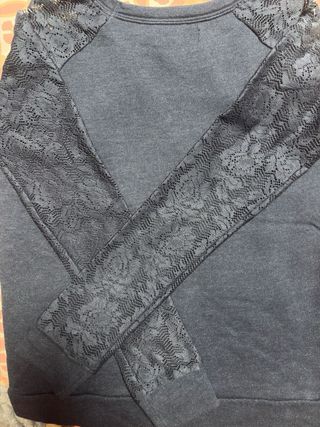 Jersey azul con mangas de encaje