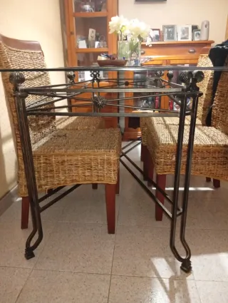 Mesa de cristal y hierro forjado