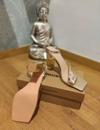 Sandalias doradas tacón transparente ofertas 2x1