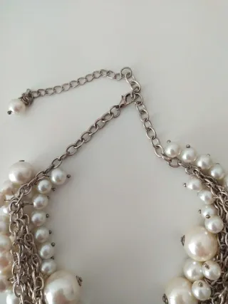 Collar de perlas y cadena plateada